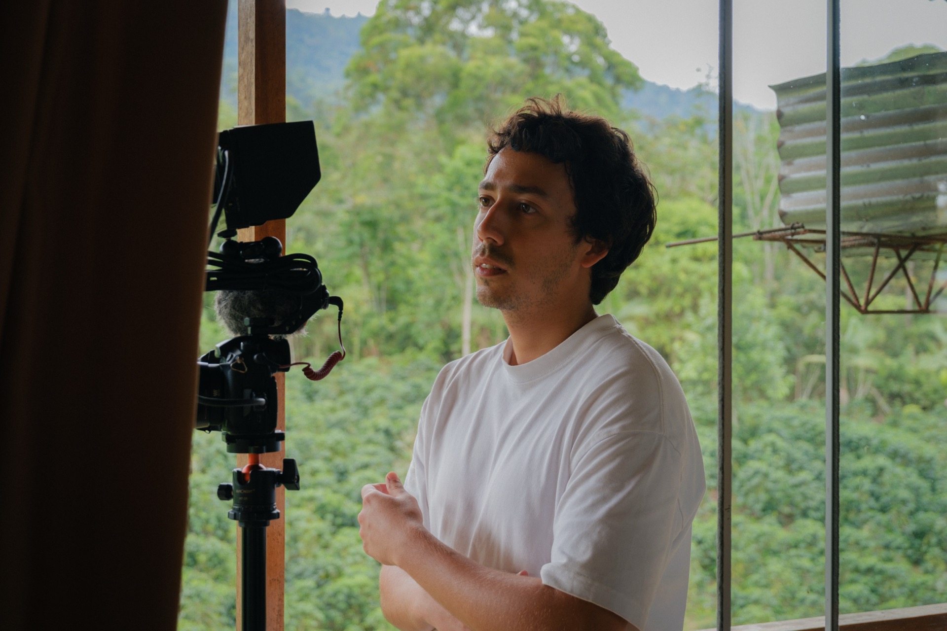 Director Cerezo Films junto a cámara en trípode